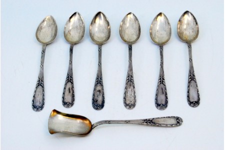 Conjunto de seis colheres de café e pá de açúcar em prata com relevos nos cabos.